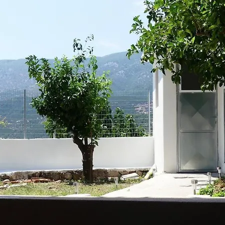 Apartment Gaia & Olive - Modern House With Garden And Balcony